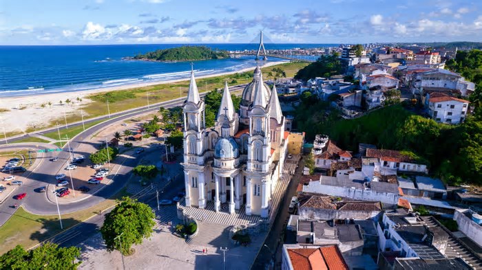 Cidade na Bahia encanta com praias encantadas e paisagens deslumbrantes