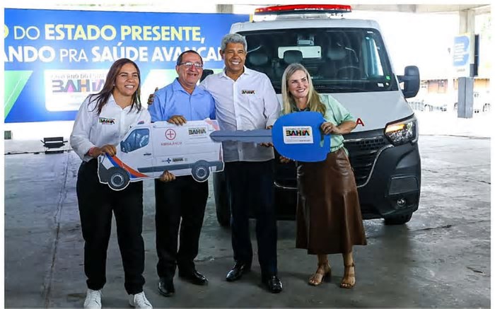 Prefeito João Veiga recebe nova ambulância das mãos do governador Jerônimo em Salvador