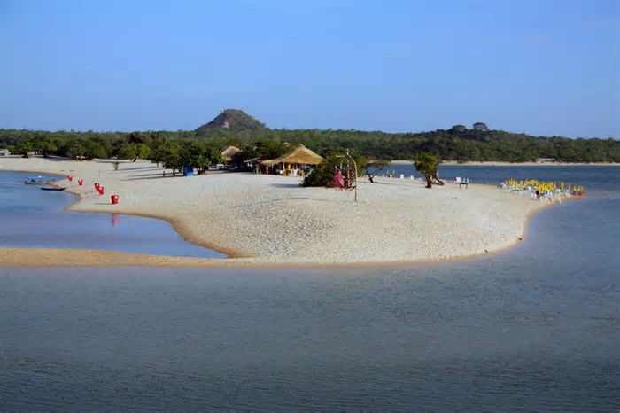 Esta vila escondida na Amazônia guarda praias de areia branca e águas cristalinas