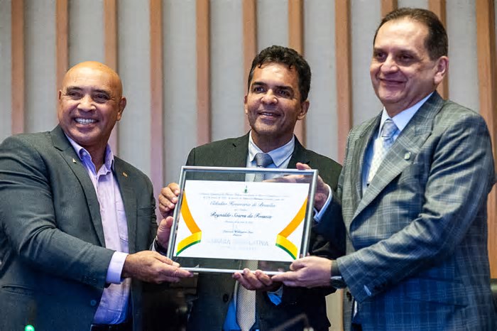 Ministro do STJ e fundador de restaurante recebem Título de Cidadão Honorário de Brasília