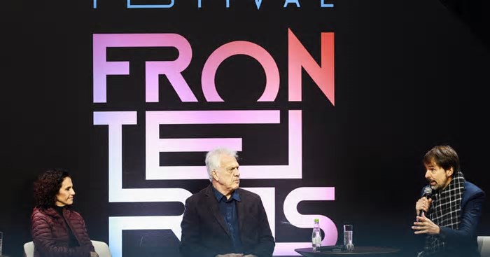 Com plateia lotada, Malu Gaspar e Pedro Bial debatem jornalismo e poder na abertura do Festival Fronteiras