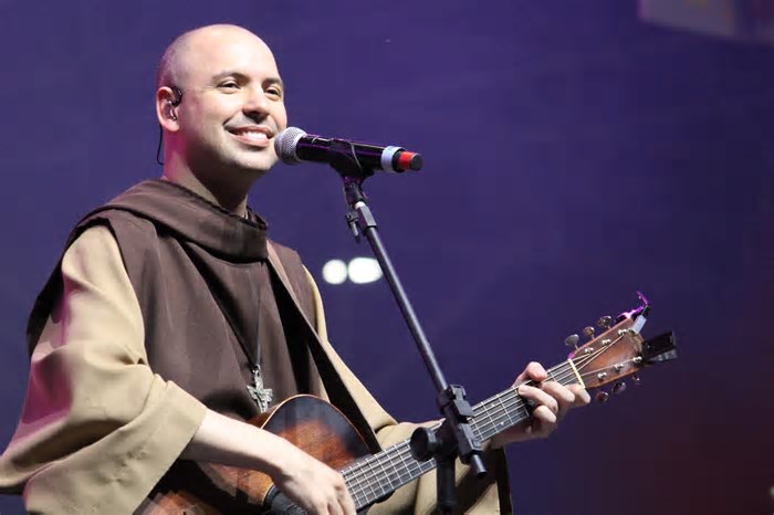 Canção Nova Brasília celebra 24 anos em evento com show do frei Gilson