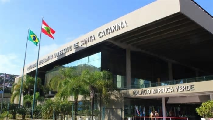 Mudança do hino de Santa Catarina gera disputa política no estado