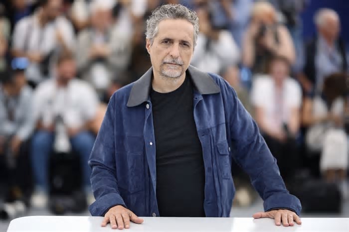 'O Agente Secreto' foi filme 'difícil' mas uma experiência 'feliz', diz Kleber Mendonça Filho em Cannes