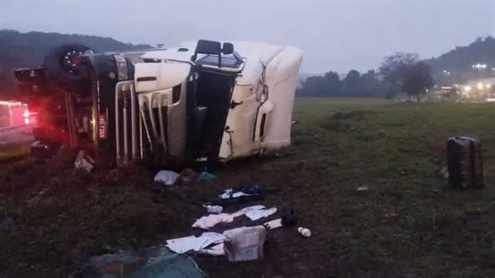 Motorista morre após tombar caminhão na Serra