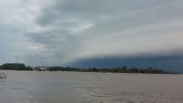 Semana começa com alerta de chuva intensa e temporais no RS