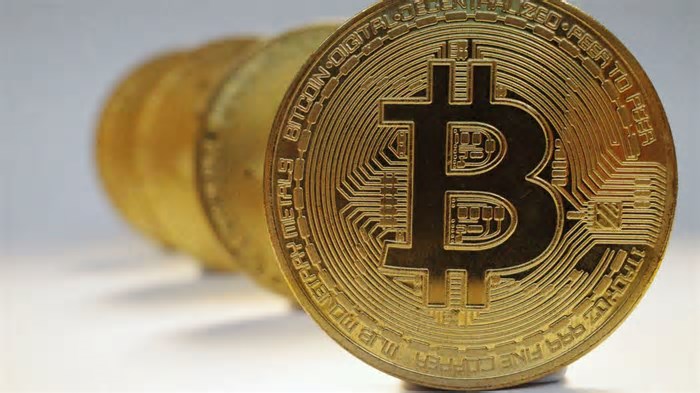 Criptomoedas: bitcoin oscila entre ganhos e perdas, após dados e juros