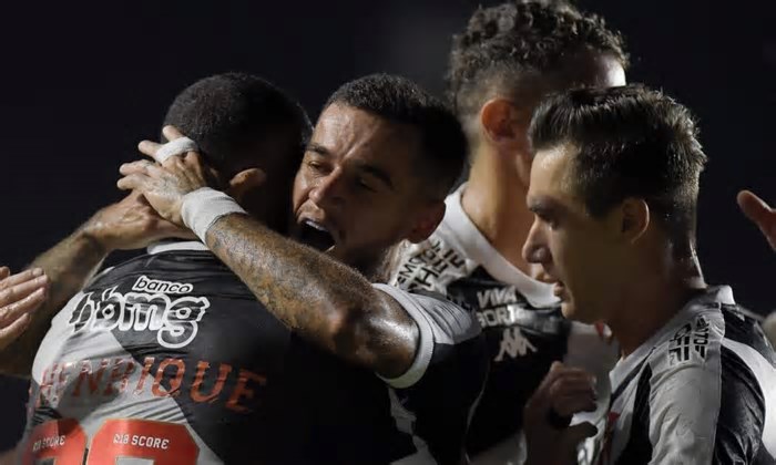 Titular do Vasco recebe sondagem de clube da Turquia após subir de produção com Diniz
