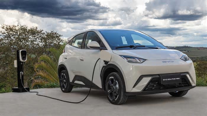 Venda de carros elétricos despenca no Brasil enquanto híbridos disparam em 2025