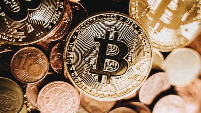 Bitcoin (BTC) encosta nos US$ 108 mil com otimismo do mercado, mas criptomoedas são limitadas por tensão no Oriente Médio