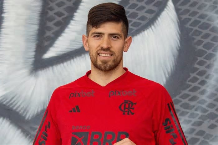 Rossi, goleiro do Flamengo, tem carro alvejado por criminosos no Rio
