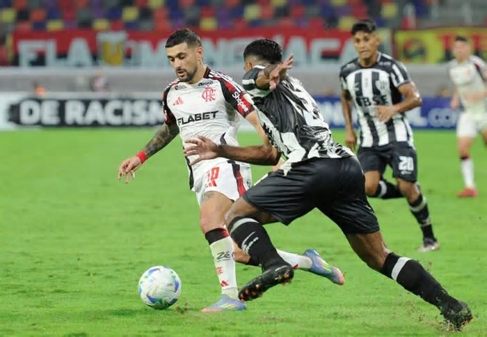 Jogadores do Flamengo sofrem tentativa de assalto após volta ao RJ e goleiro tem carro baleado