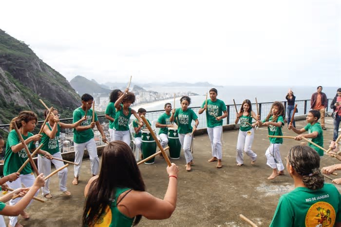 Turismo de favela ganha força: Voz das Comunidades conecta guias à Embratur no Vidigal, na Zona Sul do Rio
