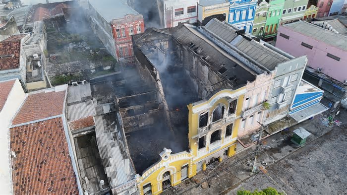 Treze imóveis do Centro do Recife são interditados após incêndio no prédio antigo Cine Glória