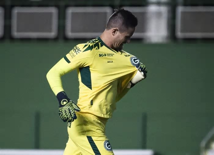 Vai entender! Goleiro faz gol e leva cartão por beijar escudo do próprio time na Série B