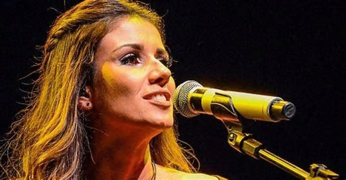 Discreta, atrevida ou explosiva? Qual versão você prefere de Paula Fernandes na Inteligência Artificial?