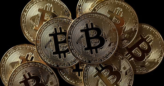 Criptomoedas: bitcoin cai abaixo de US$ 105 mil com tensão entre EUA e China