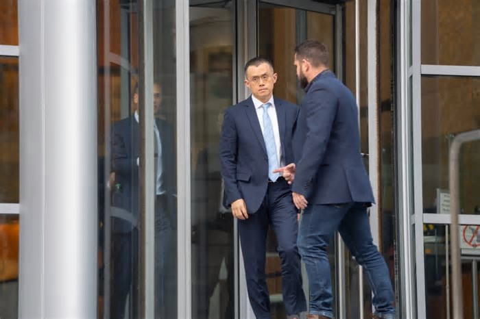 Órgão regulador nos EUA retira processo contra gigante das criptomoedas associada à família Trump