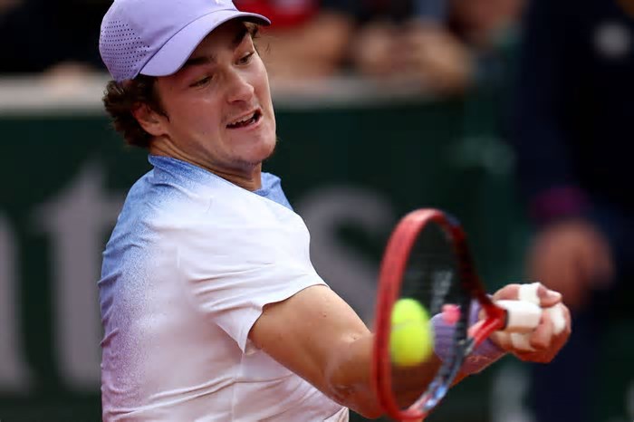 Em quadra lotada, João Fonseca atropela polonês em Roland Garros