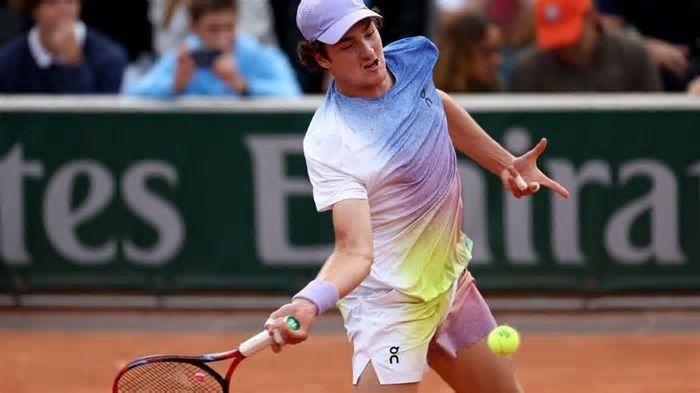 João Fonseca celebra vitória em Roland Garros e projeta próxima partida