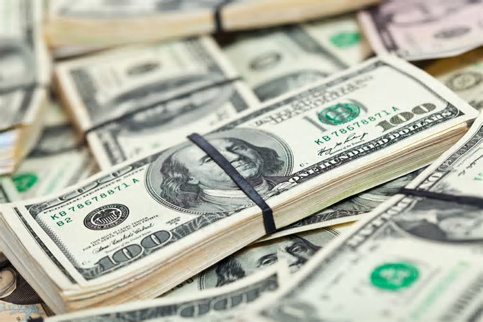 Dólar cai a R$ 5,64 após oscilar durante sessão por riscos fiscais nos EUA e Brasil
