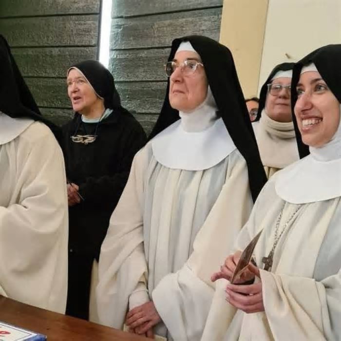 Brasileira 'bonita demais' para ser freira quer justiça do Vaticano