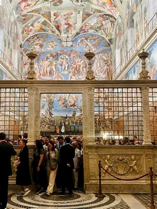 Turistas lotam Capela Sistina em reabertura pós-conclave