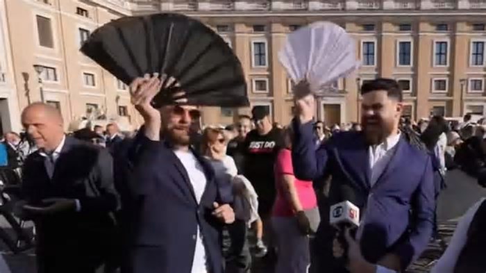 Brasileiros batem leque na GloboNews durante conclave no Vaticano; vídeo