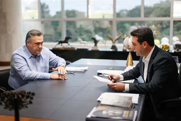 Governador autoriza concurso e anuncia promoção de servidores da Saúde