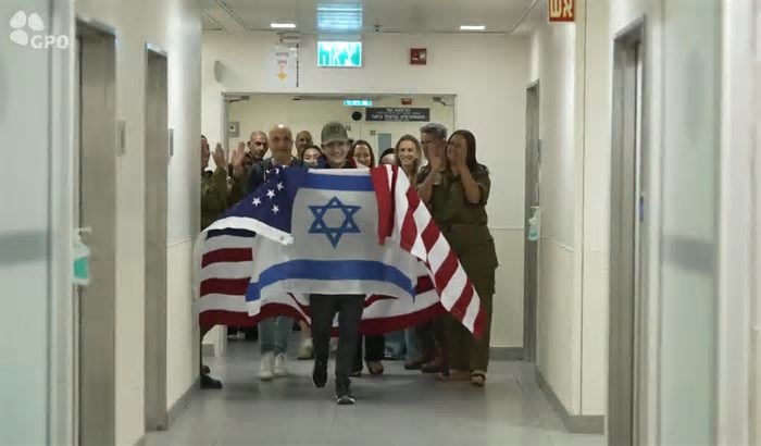 Refém americano libertado pelo Hamas agradece Trump por negociar sua soltura