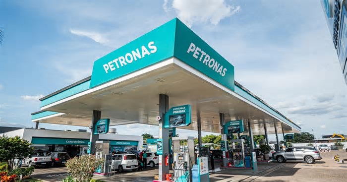 Recém-chegada ao RS, marca da Malásia abre posto de combustível em Porto Alegre