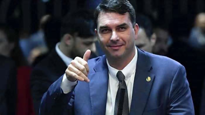Bolsonaro manda ex-ministro arrecadar fundos, via PIX