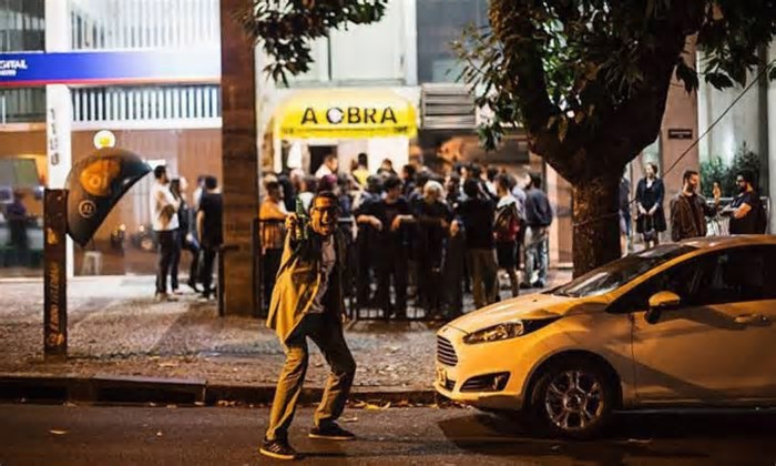 BH: Porta icônica do bar 'A Obra' será leiloada em evento beneficente