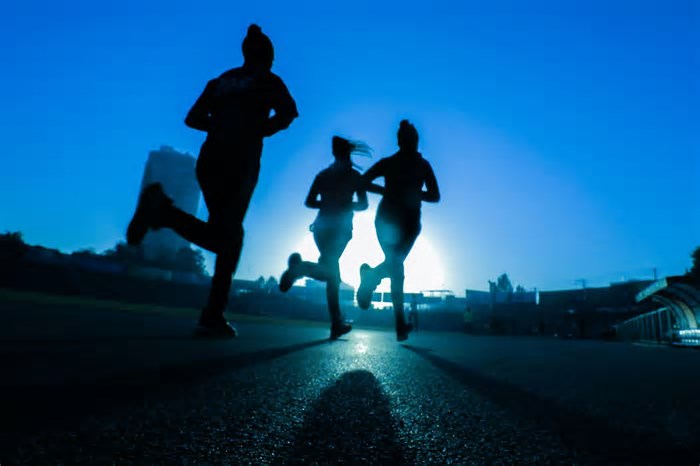Maratonas e Corridas Noturnas: Por Que Correr à Noite Pode Ser Uma Experiência Inesquecível?