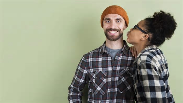 Como as empresas devem agir quando o amor nasce entre colegas?