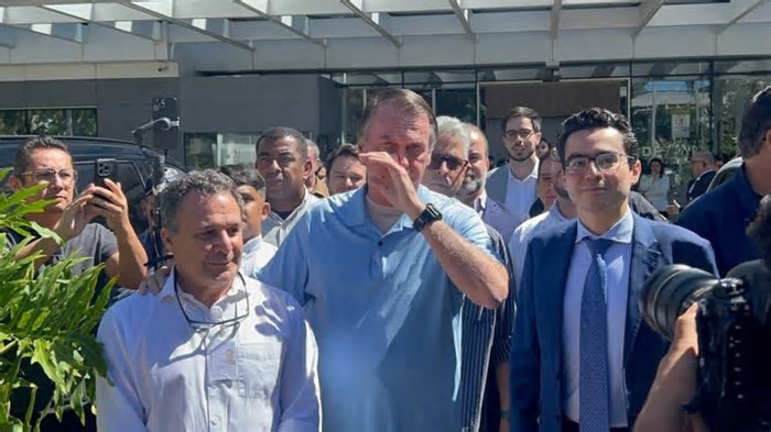 Bolsonaro deixa hospital após 22 dias internado