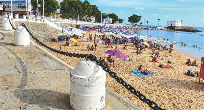 Tentativas de organizar as praias, como a proposta no Rio, já opuseram prefeituras a ambulantes ou banhistas pelo país