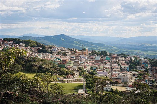A ladeira onde carros sobem sozinhos nesta cidade brasileira