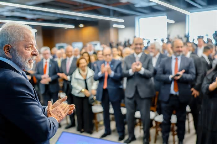 Lula não fala e desiste de discurso em evento em São Paulo