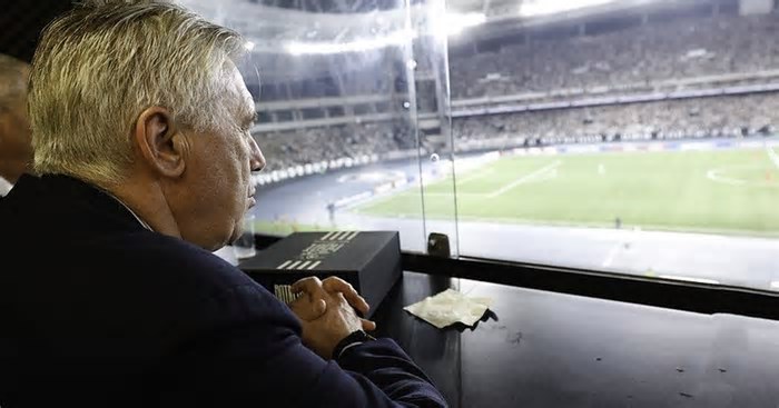 Simpatia, presentes e biscoito Globo: como foi a experiência de Carlo Ancelotti no Engenhão