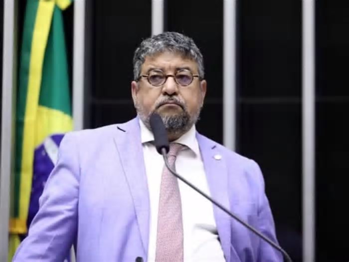 Quaquá lança candidatura à presidência do PT contra preferido de Lula em evento com shows