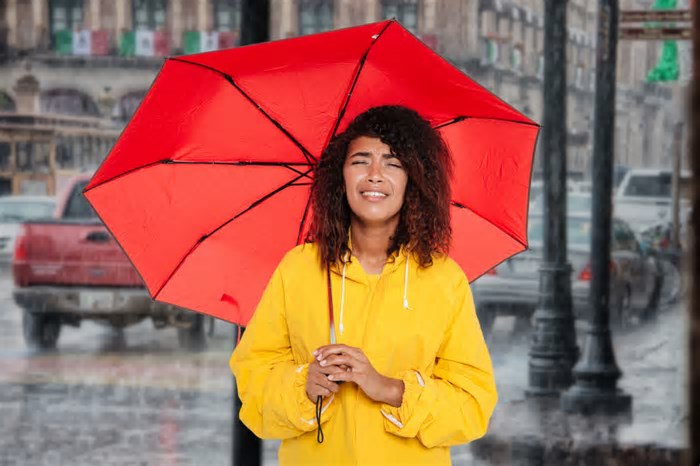Frente fria perde força, mas ainda provoca chuva em parte do país nesta segunda-feira
