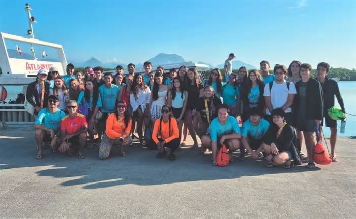 Estudantes de Minas Gerais têm aulas de biologia marinha em Guarapari