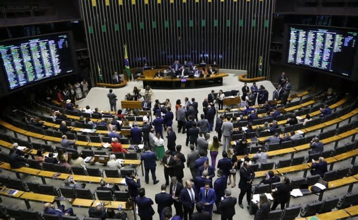 Câmara instala comissão para analisar projeto que regulamenta Inteligência Artificial no Brasil