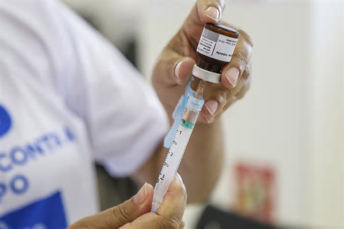 Saúde faz alerta sobre vacinação contra sarampo após registros de casos da doença em estados vizinhos