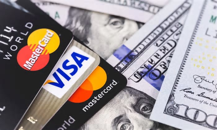 Visa anuncia estratégias para comércio com IA e uso de criptomoedas em cartões