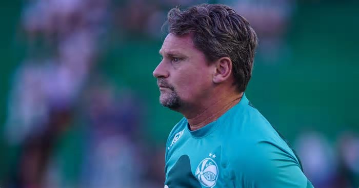 Brasileirão 2025 tem 7º técnico demitido em oito rodadas; confira lista