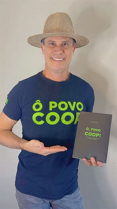 Publicitário de Varginha lança livro sobre cooperativismo agrícola