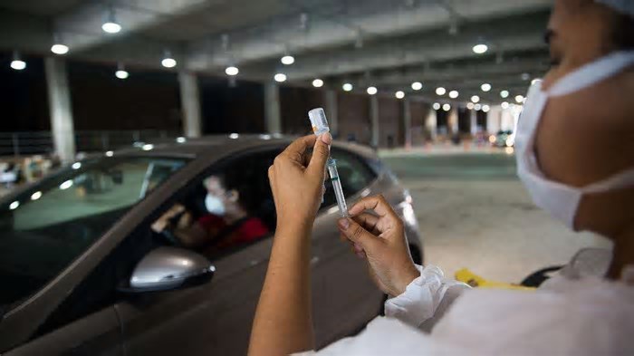Vacinas para todos os públicos são ofertadas em drive-thru no Centro de Eventos do Ceará