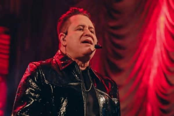 Sertanejo Marrone cai do palco e show é encerrado em Goiânia